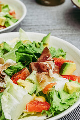 Salade verte au pamplemousse avocat et jambon cru - Salade composée pour la santé