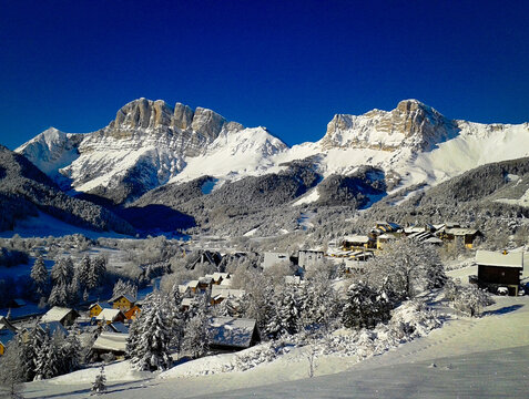 Le village de Gresse en Vercors sous la neige, domin&eacute; par le Grand-Veymont