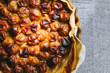 Tarte aux abricots frais fait maison dans un plat posé sur la table