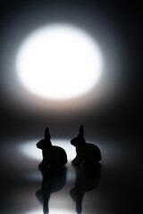 Silhouette des lapins au coucher de soleil. Figurines
