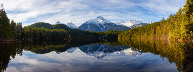 Obraz premium Beautiful Peaceful Panoramic View of Levette Lake with famous Tantalus Mountain Range in the background. Taken in Squamish, North of Vancouver, British Columbia, Canada. Nature Panorama