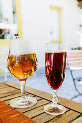 Verre de bière blonde artisanale mousseuse et verre de kir à la châtaigne - Apéritif au restaurant