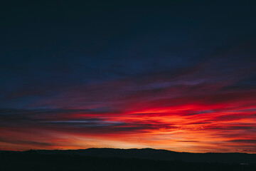 Incroyable coucher de soleil avec des couleurs rouge flamboyantes