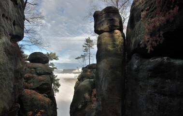Blick vom Nadelöhr-Wandersteig in Pfaffenstein auf den Papststein im Herbst