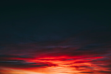 Incroyable coucher de soleil avec des couleurs rouge flamboyantes