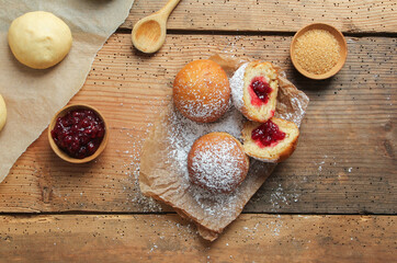 Berliner Pfannkuchen Schmalzkuchen Krapfen Backwaren mit Marmelade