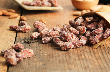 Portion gebrannte Mandeln Tisch Brett Tüte Mandeln karamellisiert Weihnachtsmarkt 