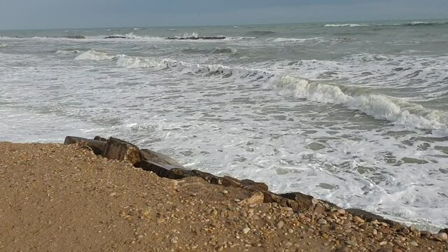 Maltempo sulla costa con onde alte e vento forte