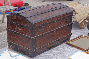 Steamer trunk casket