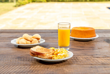 Delicious breakfast, with toast and eggs, with a glass of orange juice, papaya and grapes.