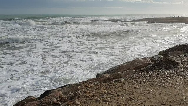 Maltempo sulla costa con onde alte e vento forte