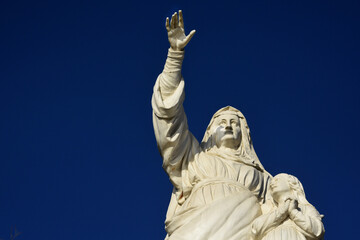 Statue de Sainte anne avec fond bleu, sur la butte Saint Anne à Nantes, elle met la main gauche...
