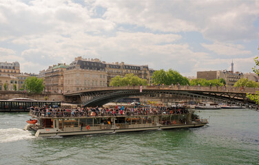 Naklejka premium Under the bridge Leopold Sedar Senghor floats boat with tourist