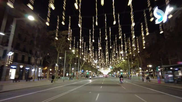 Preciosas luces de navidad amarillas con mariposas en el Paseo de Gracia de Barcelona