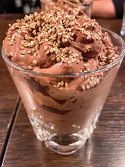 Mousse au chocolat, graines de sésame