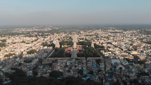 Amazing Arunachalesvara Temple standing in the middle of Thiruvannamalai city, India