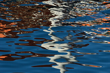 Color reflections, blue water © Eduardo