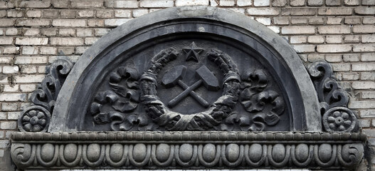 Elements of artistic decoration of the facade of the building