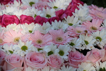 Liebevolles Arrangement von Blumen  zur Beerdigung auf dem Friedhof
