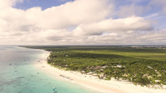 Espectacular hyperlapse a&eacute;reo con vista a las playas de la Riviera Maya en Tulum, Quintana Roo con un cielo nublado como fondo.