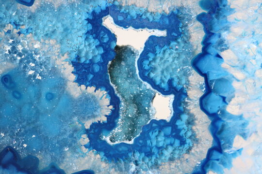 Min&eacute;ral d'agate color&eacute; bleu blue agate mineral in macro