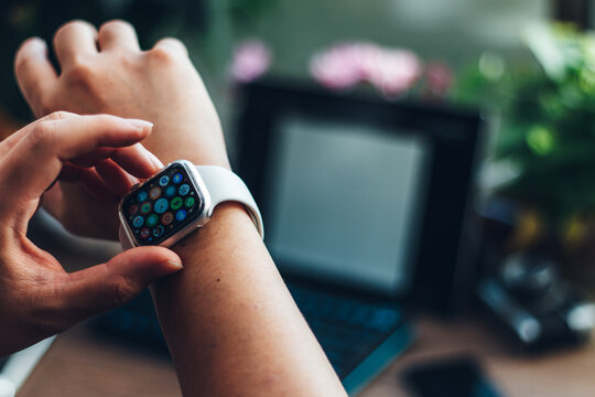 アップルウォッチでアプリを操作。Apple Watch Series 6/スマートウォッチを使う男性の手元クローズアップ。2020年11月日本で撮影
