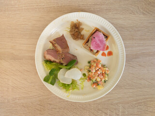 Rillettes de canard sur fond de tartelette, magrets et ses légumes au raifort, confit d'oignon