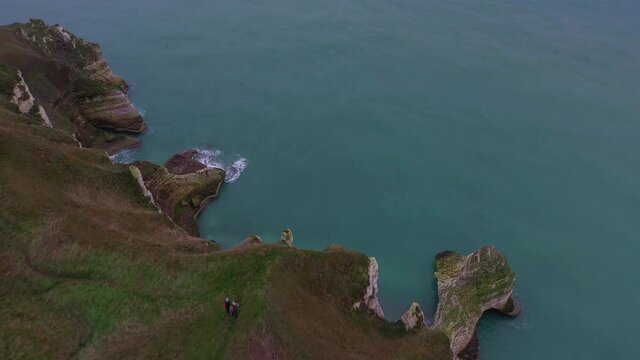 Vue plongeante des falaises du littoral normand - Vid&eacute;o film&eacute;e avec un drone