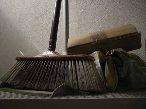 foto cerrada de escoba y recogedor
