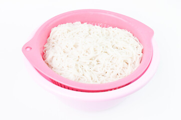 White boiled laksa rice noodles in a pink bowl.