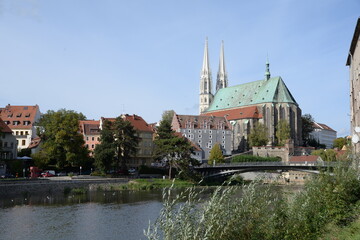 Fototapeta na wymiar Lausitzer Neisse und Pfarrkirche St. Peter und Paul in Görlitz