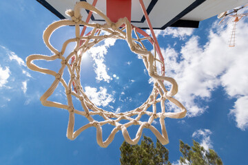 A basketball basket © Nando Vidal