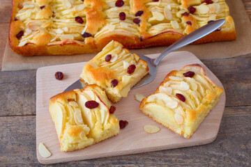 Saftiger Kuchen mit Apfelspalten	