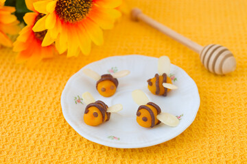 Lustige Bienen aus Marzipan