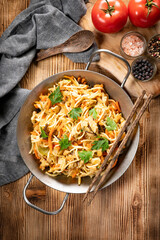 Fried noodles with chicken and vegetables.