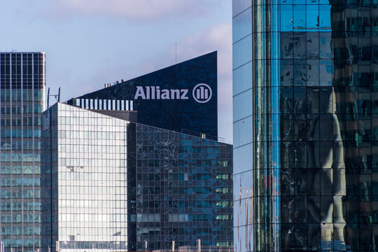 Puteaux, France - 12 novembre 2020: Vue extérieure du haut de la tour Allianz, siège social français de l'assureur Allianz situé dans le quartier des affaires de Paris La Défense