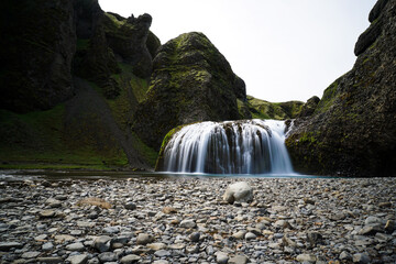 Langzeitbelichtung Wasserfall in Island mit Steine im Vordergrund, Wasserfall Fotografie, 