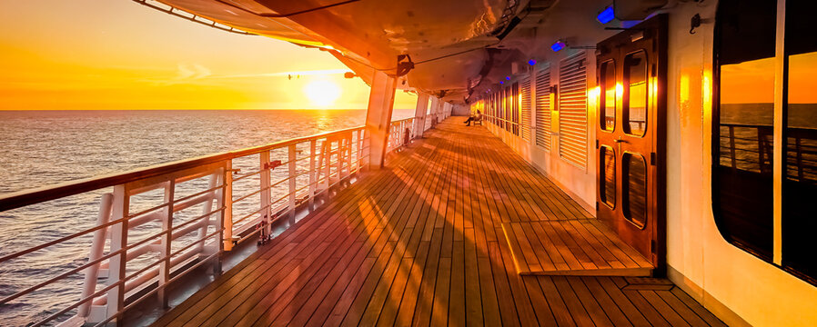 Pont promenade du Costa Magica, navire de croisi&egrave;re en navigation avec coucher de soleil. Le 25 octobre 2018.	