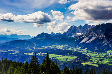 Blick auf den Dachstein in &Ouml;sterreich mit sch&ouml;ner Wolkenstimmung, Berglandschaft in Schladming, Ausblick von Schladming Planai auf das Dachsteinmassiv