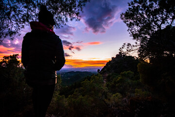 Joven disfrutando del atardecer