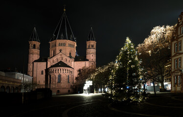 Fototapeta na wymiar Mainzer Dom an Weihnachten