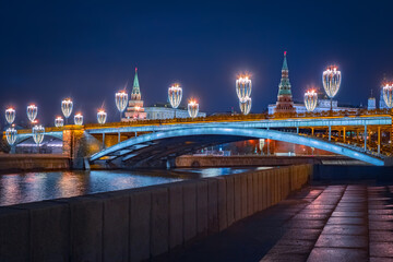Obraz premium Moscow in the winter evening. Kremlin in Russia. Lanterns with Christmas garlands over Moscow River. Capital of the Russia Federation on New Year's Eve.
