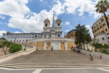 Obraz premium Facade view of The church of the Santissima Trinità dei Monti against blue sky above Spanish Steps, Rome, Italy