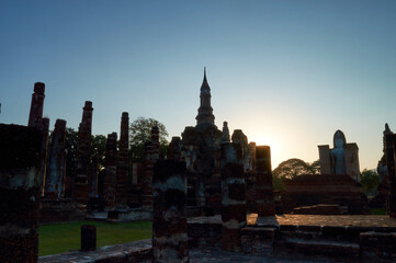 Obraz premium Wat Mahathat Temple, Sukhothai Province Is a temple in the area of Sukhothai since ancient times Wat Mahathat is located in the Sukhothai Historical Park.
