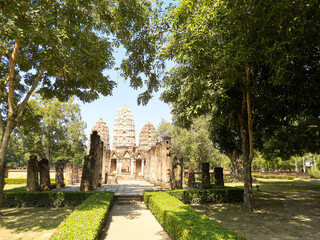 Fototapeta na wymiar Wat Si Sawai Temple (Sukhothai Historical Park)world heritage site Located about 350 meters south of Wat Mahathat, an important historical site located in Kamphaeng Phet. Consists of 3 prangs.