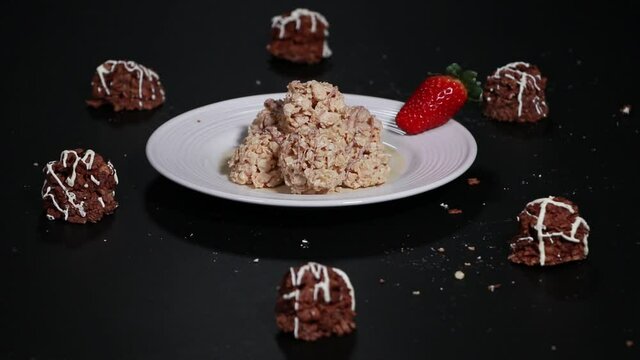 :njambre de chocolate y mano con fresas