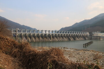Fototapeta na wymiar dam on the river