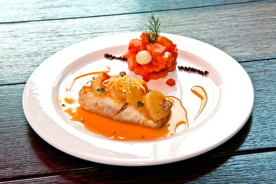 Plato de lomo de Huachinanjo con citricos al cilantro o pescado huachinango cocinado gourmet