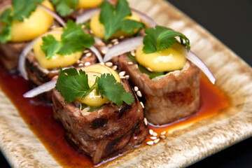 comida japonesa plato de Gyu asupara maki con tocino 
