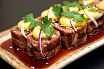 comida japonesa plato de Gyu asupara maki con tocino 